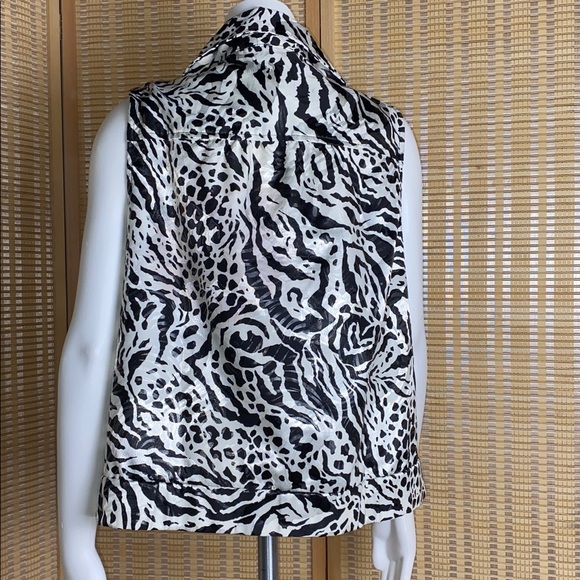 Chico’s Zenergy Black & White Zebra Print Zipper Front Vest Size 1 = M = 8 - Picture 5 of 6